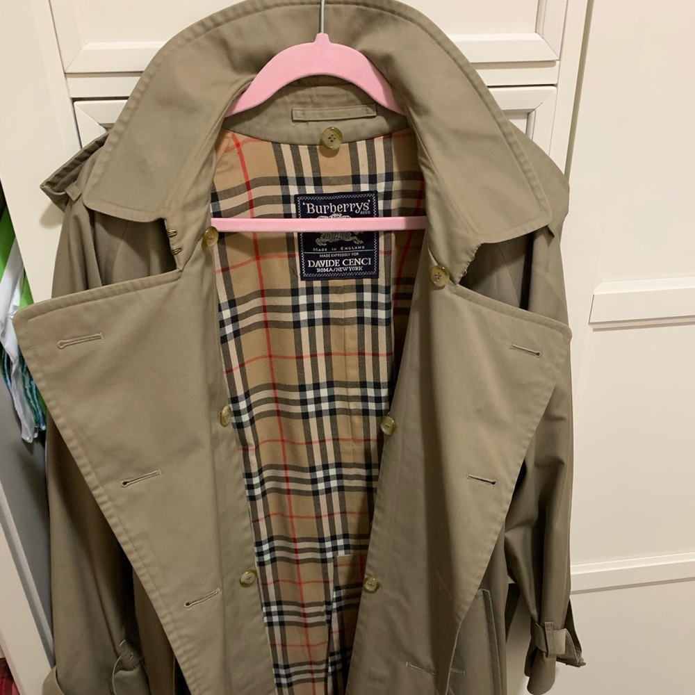 Men’s Burberry trench coat- mid length with inner lining.
